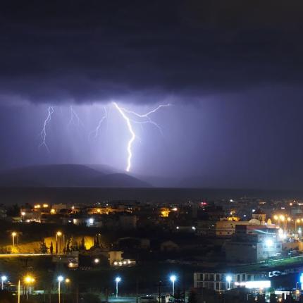 Στιγμιότυπο με κεραυνούς στο Ηράκλειο - Φωτογραφία Δημήτρης Κατεβαϊνης