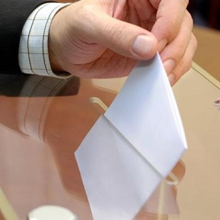 Επιτρέπονται οι δημοσκοπήσεις σε όλη την προεκλογική περίοδο με τροπολογία που κατατέθηκε από την κυβέρνηση