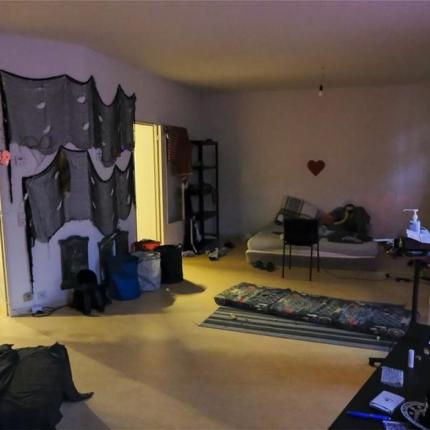 Το δωμάτιο στο οποίο έγινε το σεξουαλικό όργιο.