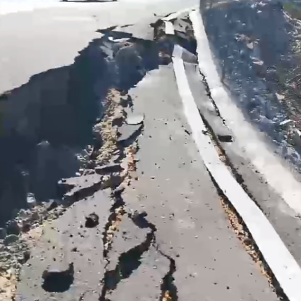 Δρόμος άνοιξε στα δύο