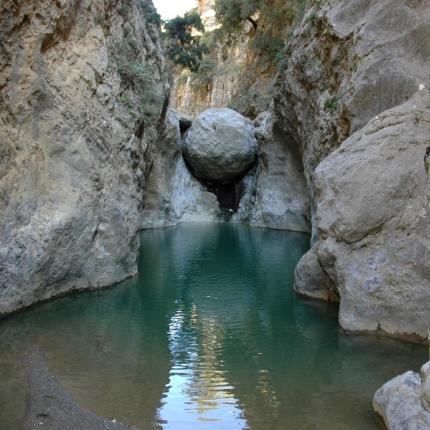 Στο Φαράγγι του Χαυγά η υπέροχη λίμνη του Νεραϊδοκόλυμπου