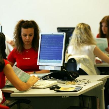 Πρώτο μισθό 440 ευρώ καθαρά ζητά η τρόικα στο Δημόσιο