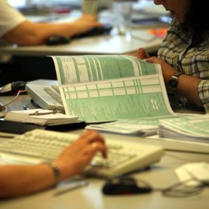 Βαθιά το χέρι στην τσέπη οι φορολογούμενοι μέχρι να τελειώσει το 2014