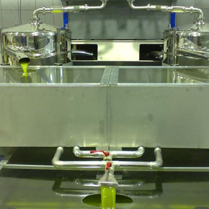 Χειροπέδες σε ιδιοκτήτη ελαιουργείου που ρύπαινε τη θάλασσα στα Χανιά