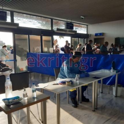 Πυροσβέστης κατά τον έλεγχο στο αεροδρόμιο