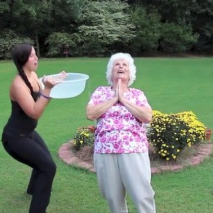 Η Κρητικιά Γιαγιά που έκλεψε την παράσταση στο Ice Bucket του Χόλυγουντ