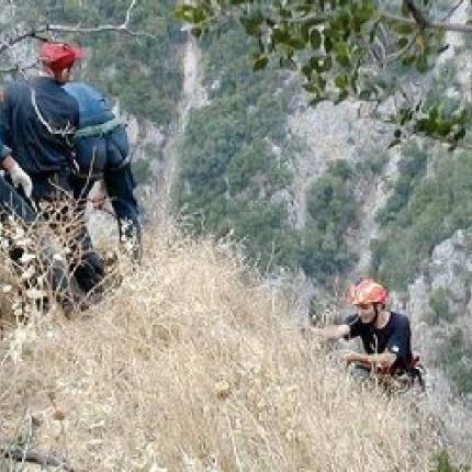 Ζωντανός ανασύρθηκε ο 68χρονος που έπεσε σε γκρεμό