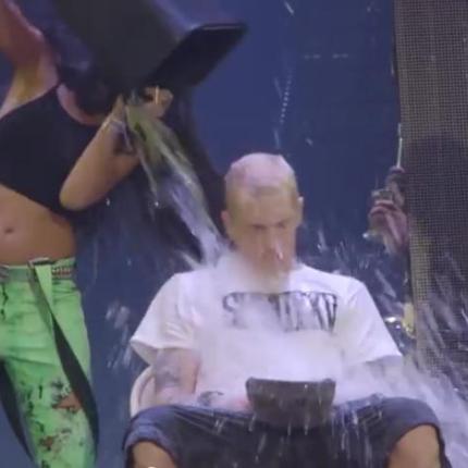 Eminem και Rihanna μπουγελώνονται στη συναυλία τους (βίντεο)