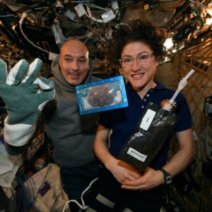 Αστροναύτες έψησαν το πρώτο διαστημικό μπισκότο.jpg