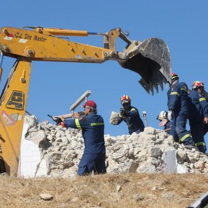 επιχείρηση απεγκλωβισμού στο Αρκαλοχώρι