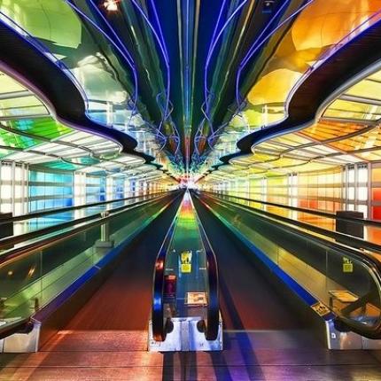 Εντυπωσιακά έργα τέχνης στα αεροδρόμια σε όλο τον κόσμο (βίντεο)