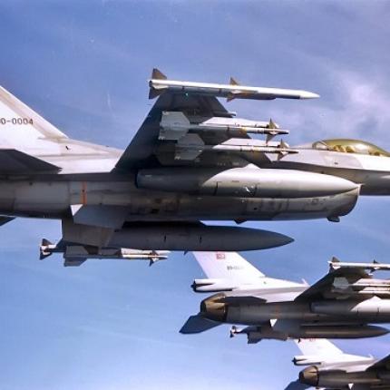 Το F-16 και ο Σμηναγός Γιώργος Ανδρουλάκης εντυπωσίασαν τους Ηρακλειώτες στην παραλιακή 