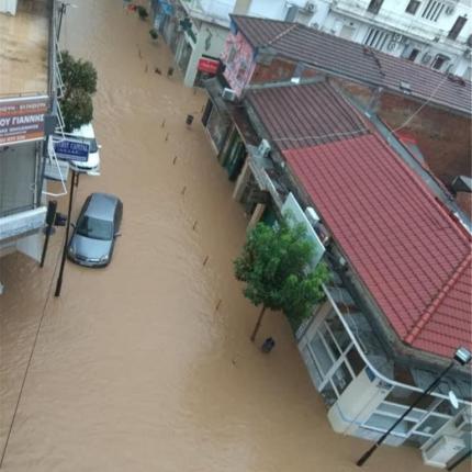 Ο κυκλώνας "Ιανός" μετέτρεψε τους δρόμους σε ποτάμια