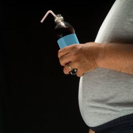 Φόρος στα αναψυκτικά για να χάσουν οι υπέρβαροι έως τρία κιλά 