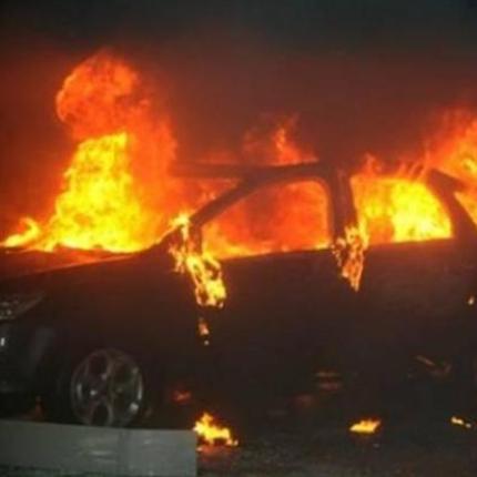 Ολοσχερώς κάηκε Ι.Χ αυτοκίνητο τη νύχτα στο Τυμπάκι