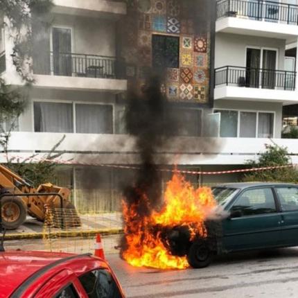 Γλυφάδα: ΙΧ «τυλίχθηκε» στις φλόγες