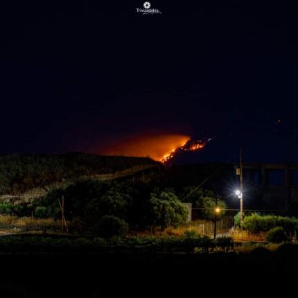 Φωτιά στις Ασίτες - Λήψη Γιώργου Τριβυζαδάκη από το Ηράκλειο