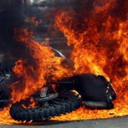 Φωτιά σε αυτοκίνητο και μοτοσυκλέτα τη νύχτα στο νομό Ηρακλείου