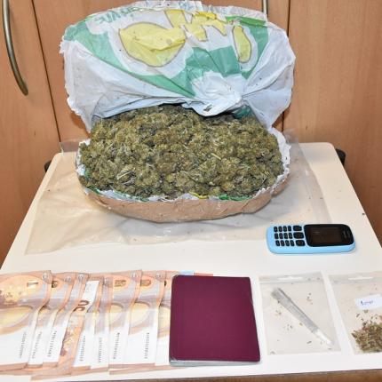 Η σακκούλα με την κάνναβη που βρέθηκε στο μηχανάκι του αλλοδαπού