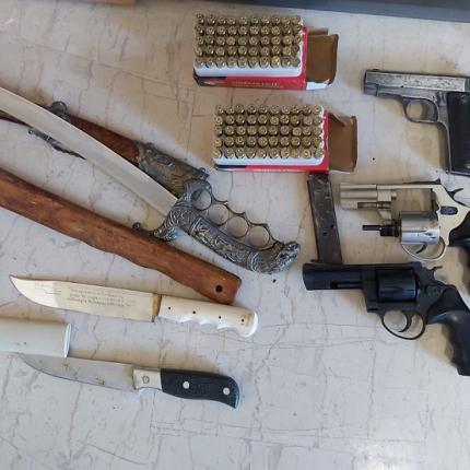 πιστόλι, τσεκούρια, όπλο