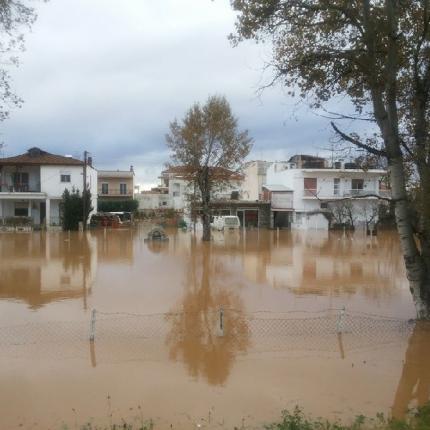 Απεγκλώβισαν μητέρα με δύο παιδιά από σπίτι στο Γιόφυρο 