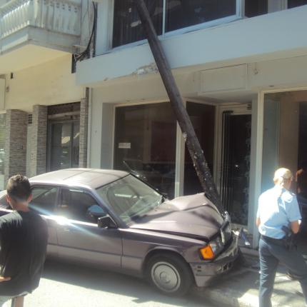Χανιά: Έχασε τον έλεγχο του αυτοκινήτου και έπεσε πάνω στην κολώνα της ΔΕΗ