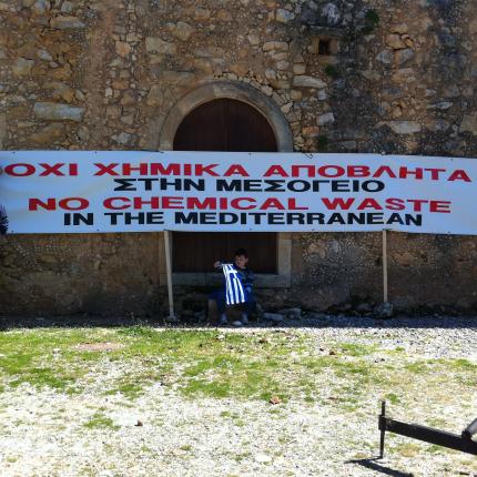Ξεκίνησε η κινητοποίηση για τα χημικά έξω από τη Νατοϊκή Βάση της Σούδας