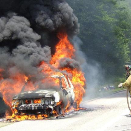 Παραλίγο τραγωδία στην εθνική οδό στο ύψος της Αγίας Πελαγίας από φωτιά σε μίνι-μπας