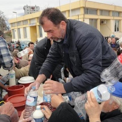 Λάρισα: Κτηνοτρόφοι μοίρασαν γάλα σε ένδειξη διαμαρτυρίας