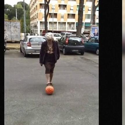 Η γιαγιά που... σκοράρει στο ποδόσφαιρο! (βίντεο)