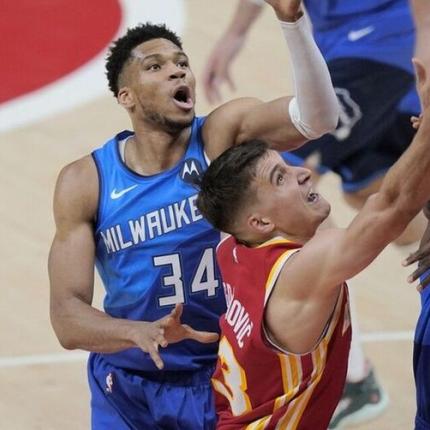 Αντετοκουνμπο με Χοκς.jpg