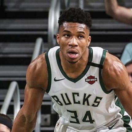  Γιάννης Αντετοκούνμπο