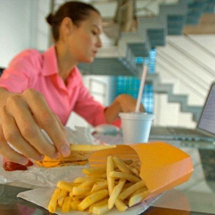 Γιατί τρώμε συνέχεια στη δουλειά;