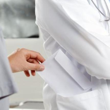 Συνελήφθη γιατρός για φακελάκι 50 ευρώ στη Θεσσαλονίκη