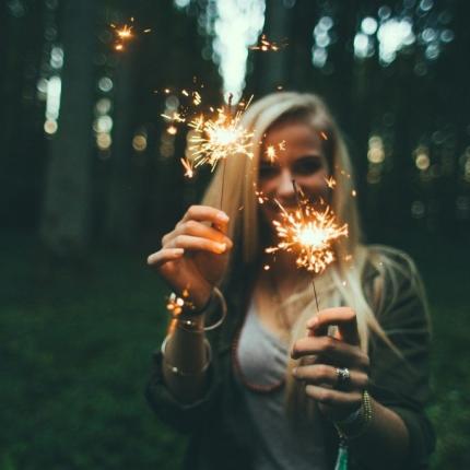 ευτυχισμένη γυναίκα