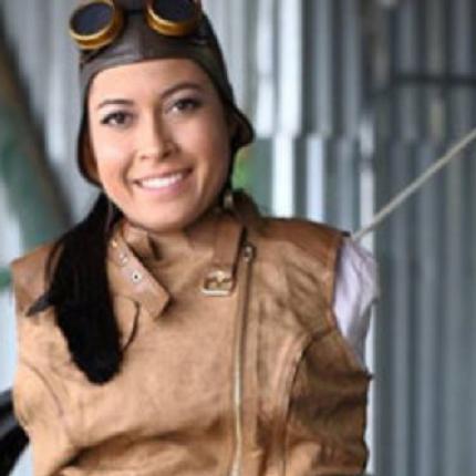 Η πρώτη γυναίκα στον κόσμο χωρίς χέρια που πιλοτάρει αεροπλάνο