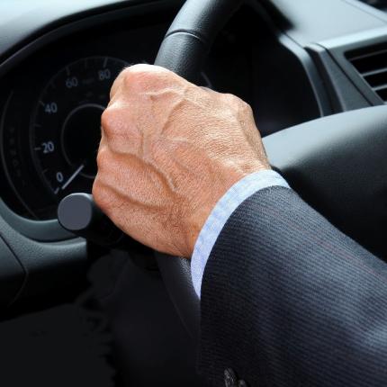 hand-on-steering-wheel-road-rage-statistics.jpg