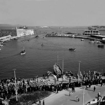 Παρέλαση μπροστά από τον Κούλε