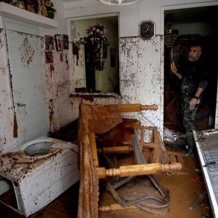 Το νερό εισέβαλε στα σπίτια και κάλυψε τα πάντα