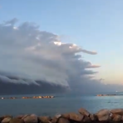 σύννεφο τσουνάμι