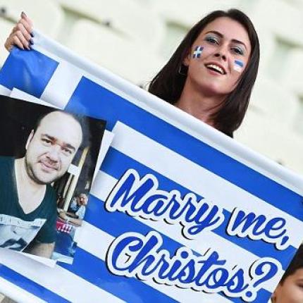 "Χρήστο, παντρέψου με" Η πρόταση γάμου στον χθεσινό αγώνα της Εθνικής