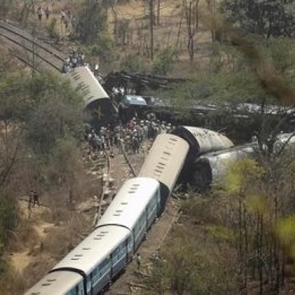 Ινδία: Τουλάχιστον 20 νεκροί σε σύγκρουση τρένου με τρίκυκλο 