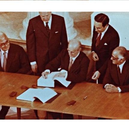 Σαν σήμερα το 1979 υπογράφεται η συμφωνία της πλήρους ένταξη της Ελλάδας στην Ε.Ο.Κ