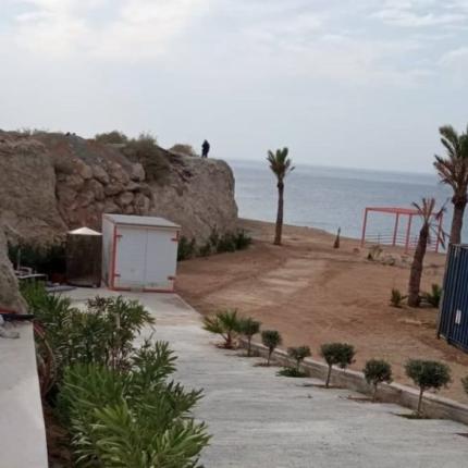 Ο δράστης της άγριας δολοφονίας, στην άκρη του γκρεμού όπου απειλούσε πως θα πέσει...