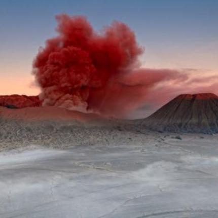 Mount Bromo: Κόκκινοι καπνοί πάνω από το ηφαίστειο.