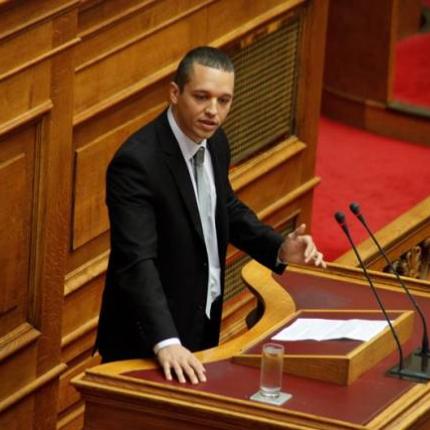Ορκίζεται με χειροπέδες ο Ηλίας Κασιδιάρης 