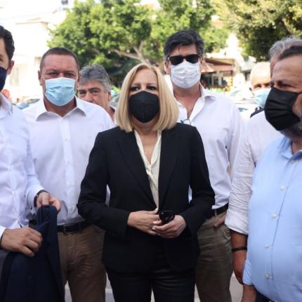 Η Φ.Γεννηματά με τον βουλευτή του ΚΙΝΑΛ Β. Κεγκέρογλου και τον εκπρόσωπο τύπου του κόμματος Παύλο Χρηστίδη