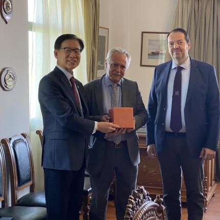 ΟΛΗ πρέσβης