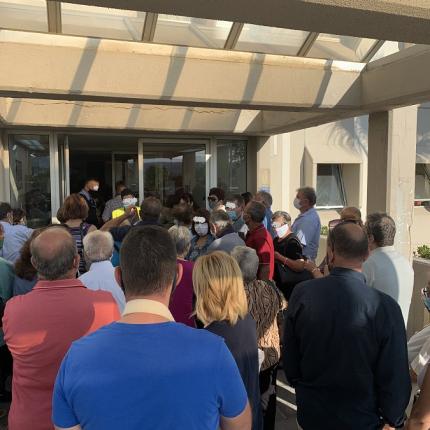 Περιένοντας να κλείσουν ραντεβού χωρίς αποστάσεις