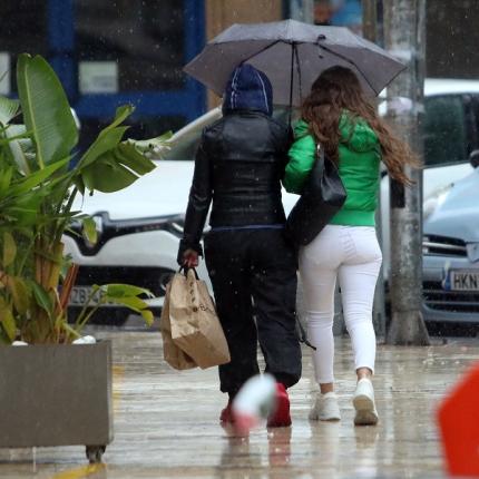 Υπό βροχήν η έξοδος των καταναλωτών στο Ηράκλειο